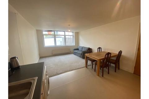 2 bedroom flat to rent - WOODGRANGE HOUSE, UXBRIDGE ROAD, LONDON, EALING