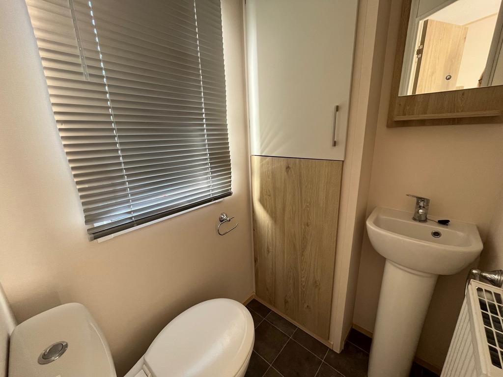 En-suite (bedroom 1)