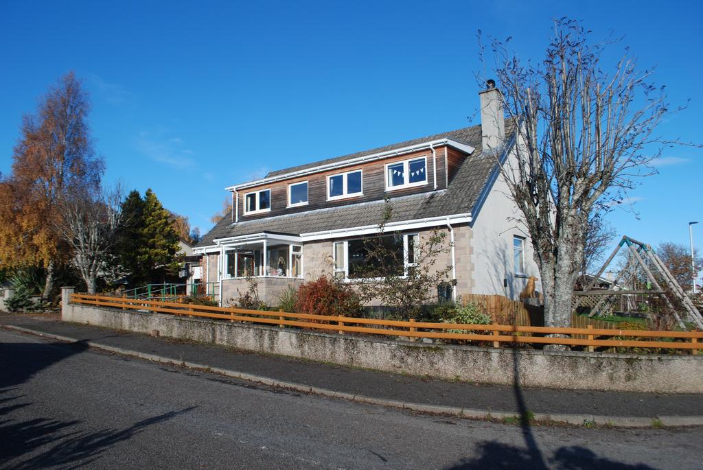 Ledgowan, 36 Rosshill Drive, MARYBURGH, IV7 8EN 5 bed detached villa