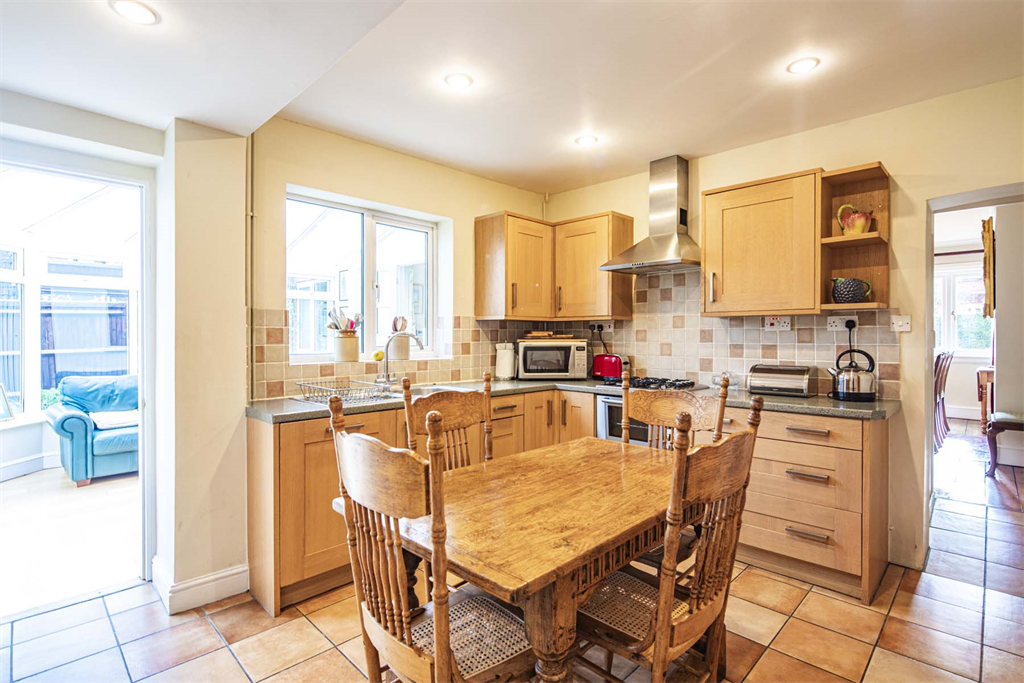 39 Milldown Road, Goring on Thames, RG8 4 bed property £925,000