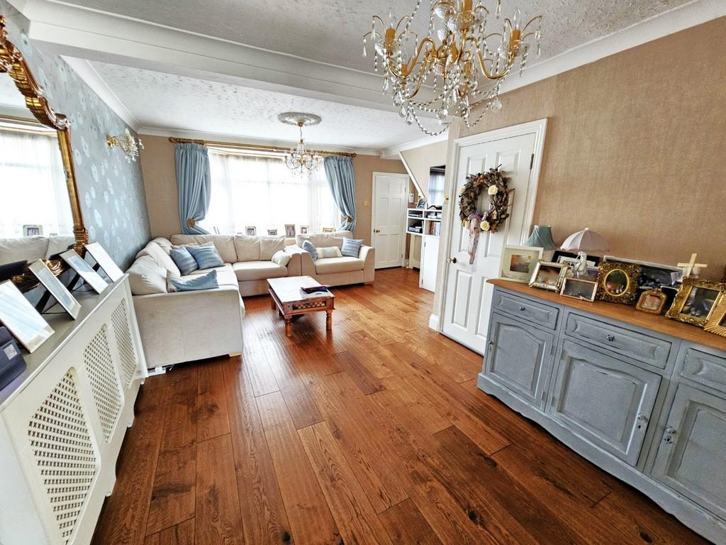 St. Davids Drive, Edgware, Middlesex... 3 bed semidetached house for