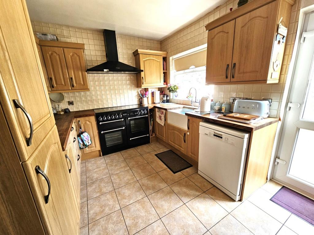 St. Davids Drive, Edgware, Middlesex... 3 bed semidetached house for