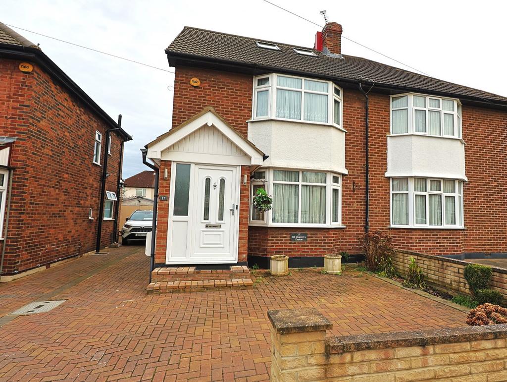 St. Davids Drive, Edgware, Middlesex... 3 bed semidetached house for