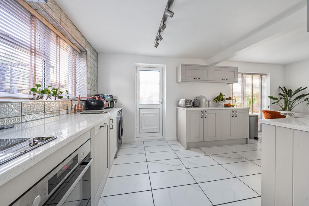 Manor Way, Bagshot 3 bed semidetached house for sale £475,000