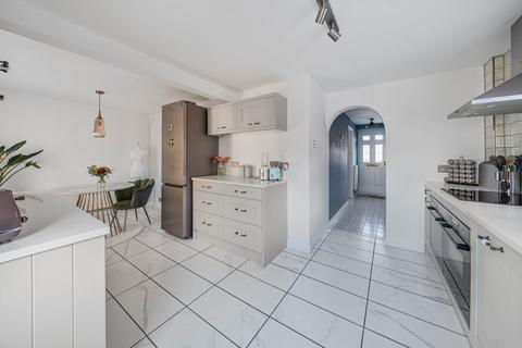 40 Manor Way, Bagshot, GU19 5JZ
