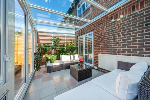 40 Manor Way, Bagshot, GU19 5JZ
