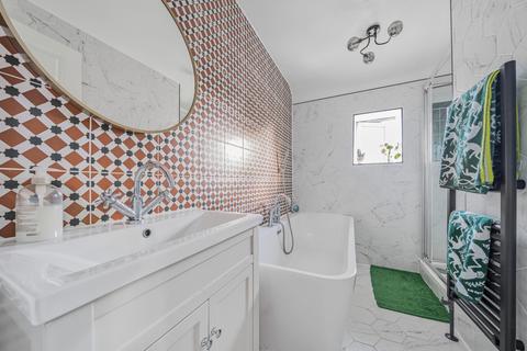 40 Manor Way, Bagshot, GU19 5JZ