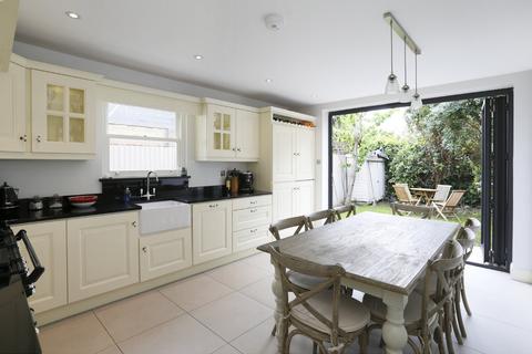 2 bedroom apartment to rent, Trinity Road, SW18