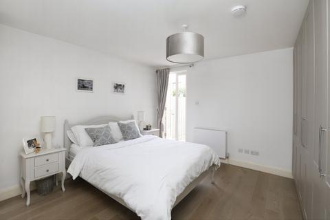 2 bedroom apartment to rent, Trinity Road, SW18
