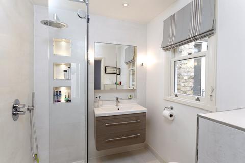 2 bedroom apartment to rent, Trinity Road, SW18