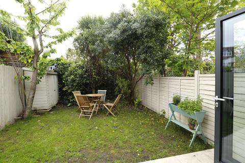 2 bedroom apartment to rent, Trinity Road, SW18