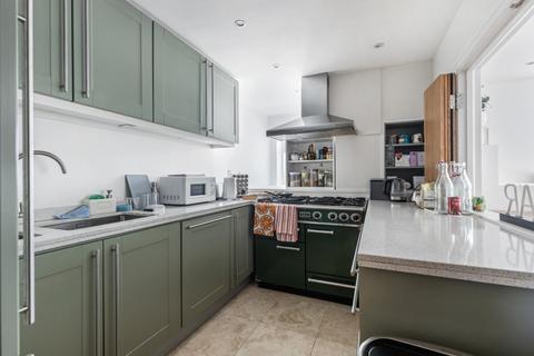2 bedroom flat for sale, Palace Court, London