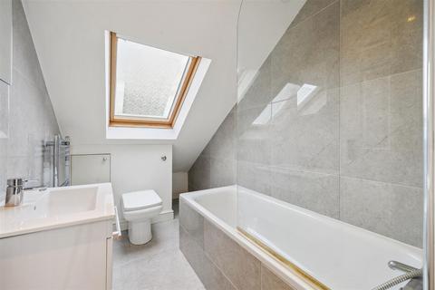 5 bedroom detached house for sale - London W3
