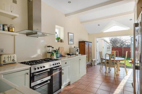 29 Queens Walk, London, W5 1TP