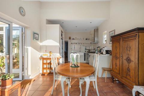 29 Queens Walk, London, W5 1TP