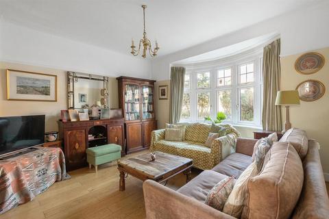 29 Queens Walk, London, W5 1TP