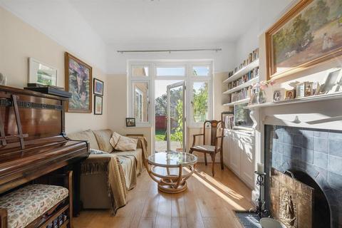 29 Queens Walk, London, W5 1TP