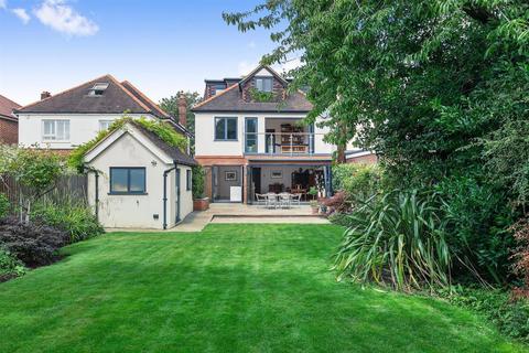 50 Baronsmede, London, W5 4LT