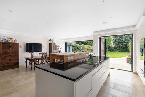 50 Baronsmede, London, W5 4LT