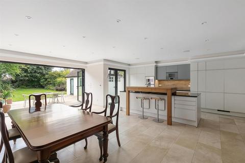 50 Baronsmede, London, W5 4LT