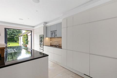 50 Baronsmede, London, W5 4LT