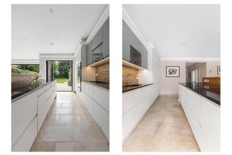 50 Baronsmede, London, W5 4LT