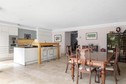 50 Baronsmede, London, W5 4LT