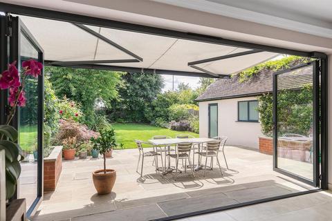 50 Baronsmede, London, W5 4LT