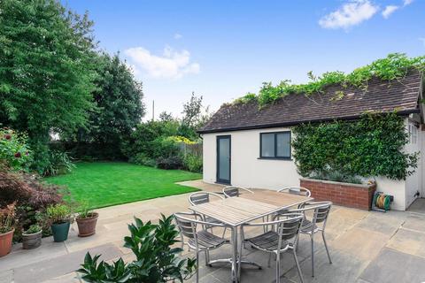 50 Baronsmede, London, W5 4LT