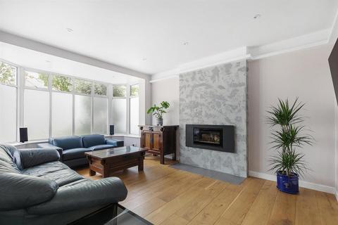 50 Baronsmede, London, W5 4LT