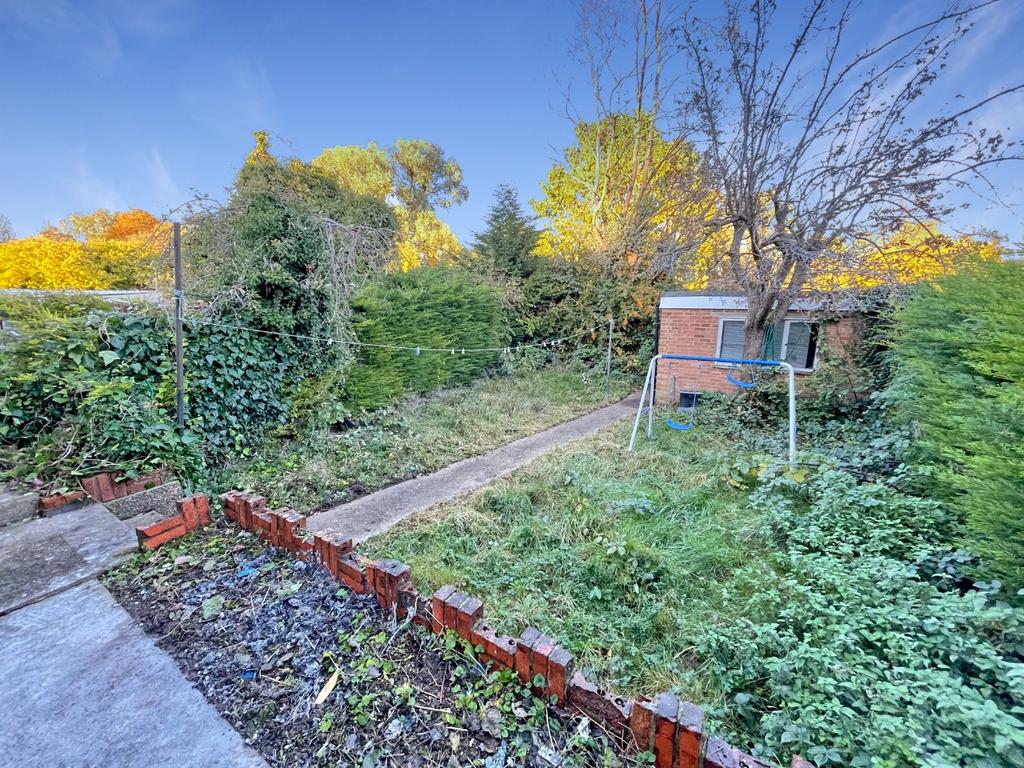 Willow Way, Luton, Bedfordshire, LU3 2SD 3 bed end of terrace house for