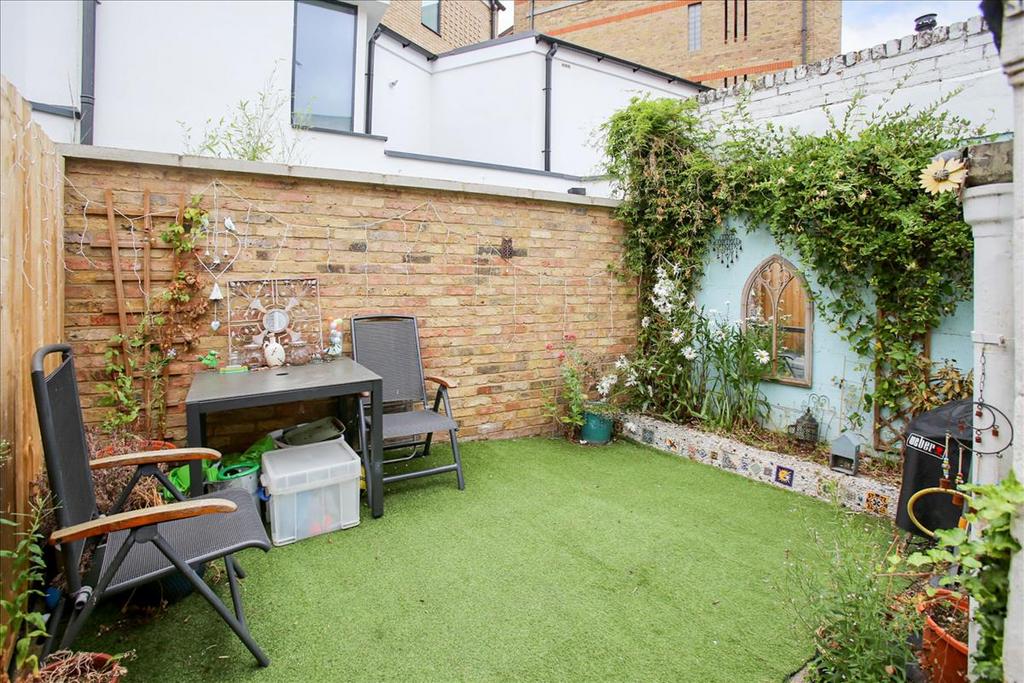 Mill Hill Road, Acton, W3 2 bed house £480,000