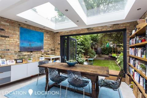 8 Colvestone Crescent, London, E8 2LH