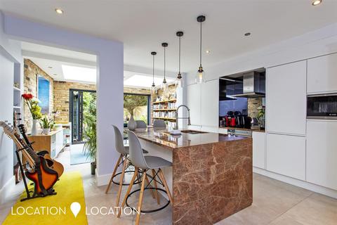 8 Colvestone Crescent, London, E8 2LH