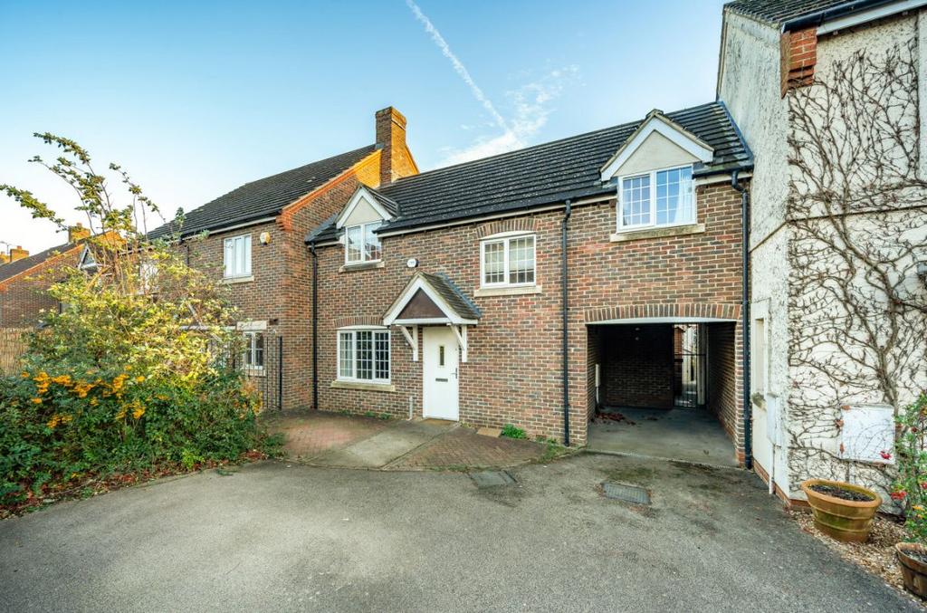 Howkin Close, Bromham, Bedford 4 bed end of terrace house to rent £
