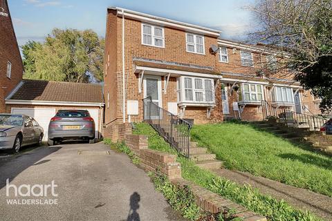 3 bedroom end of terrace house to rent, St James Close, Sheerness