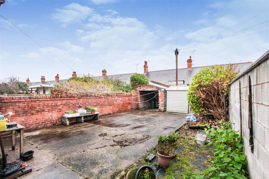 Marine Road, Prestatyn, Denbighshire LL19 7HE 4 bed block of apartments