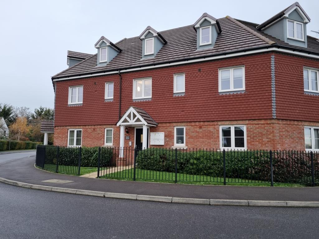 Hangar Drive Tangmere PO20 2 bed apartment £1,250 pcm (£288 pw)