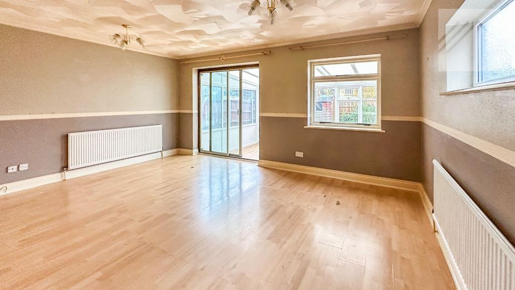 Southwick Road, Canvey Island 3 bed detached house for sale £312,000