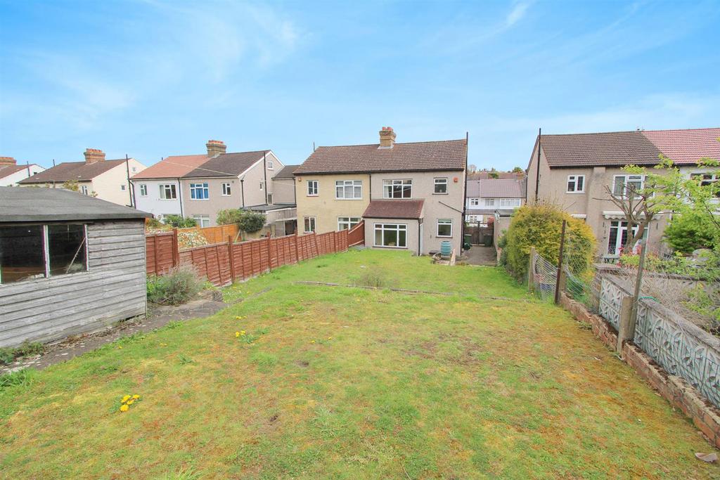 Oxford Road, Carshalton Beeches SM5 3 bed semidetached house £500,000