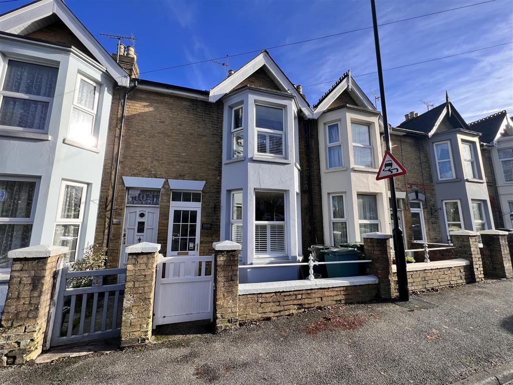 Newport Road, Cowes 2 bed terraced house £220,000