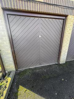 Garage to rent - Oakleigh Road North, London