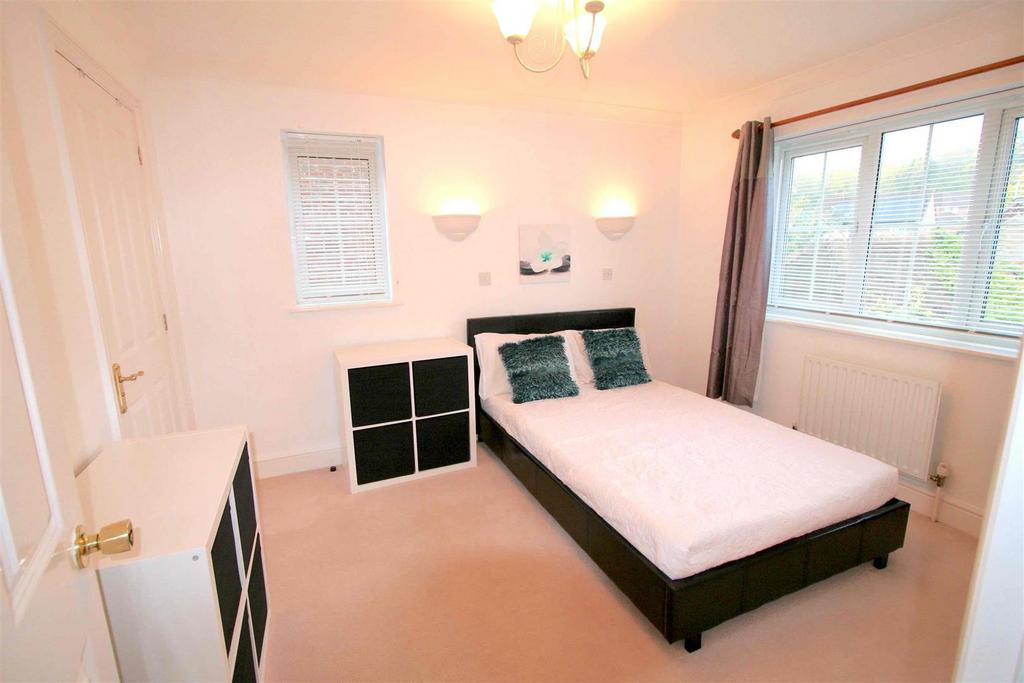 Manor Park Newbury 4 bed house to rent £1,995 pcm (£460 pw)
