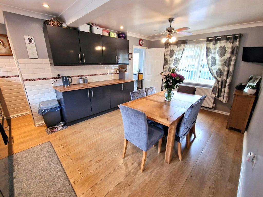 Kitchen/ Dining room