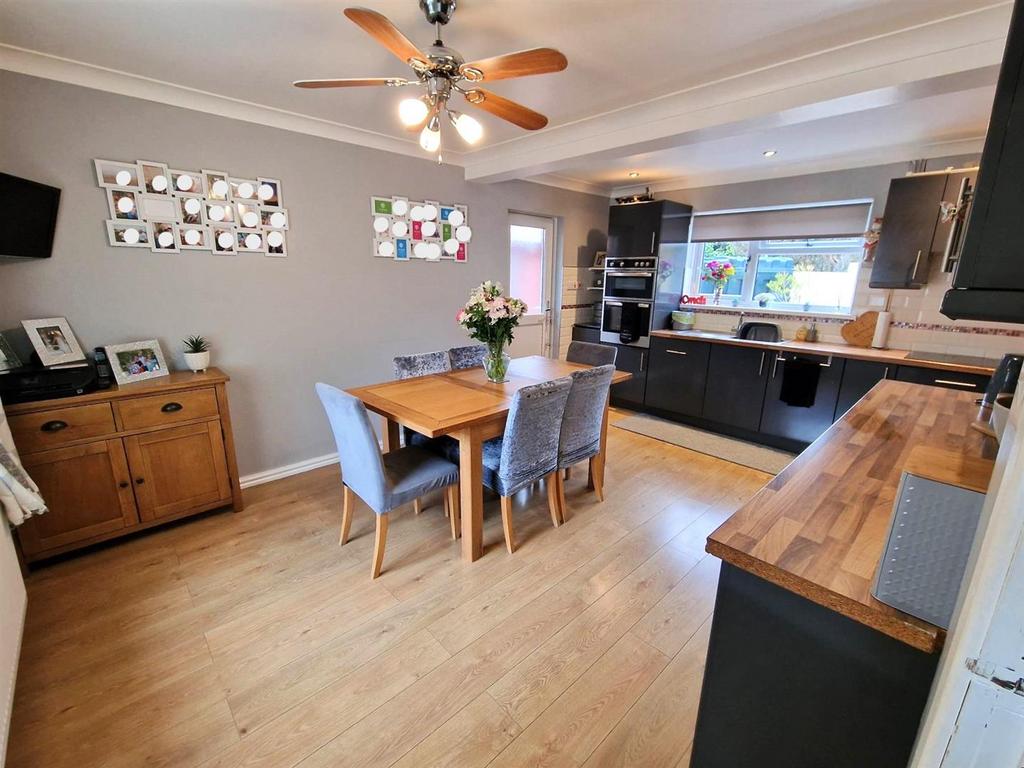 Kitchen/ Dining room