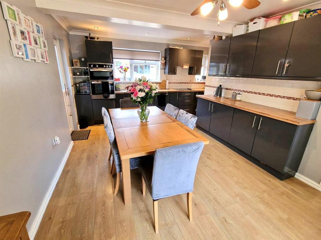 Kitchen/ Dining room