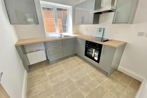 4 bedroom semi-detached house to rent - Bank Close, Luton