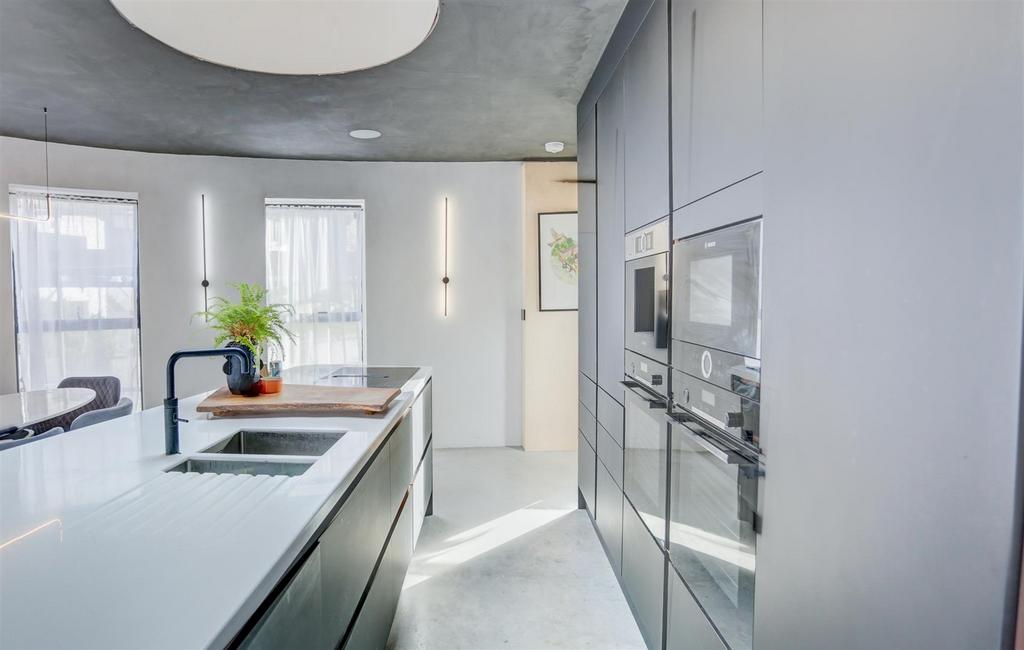 Kitchen 2.jpg