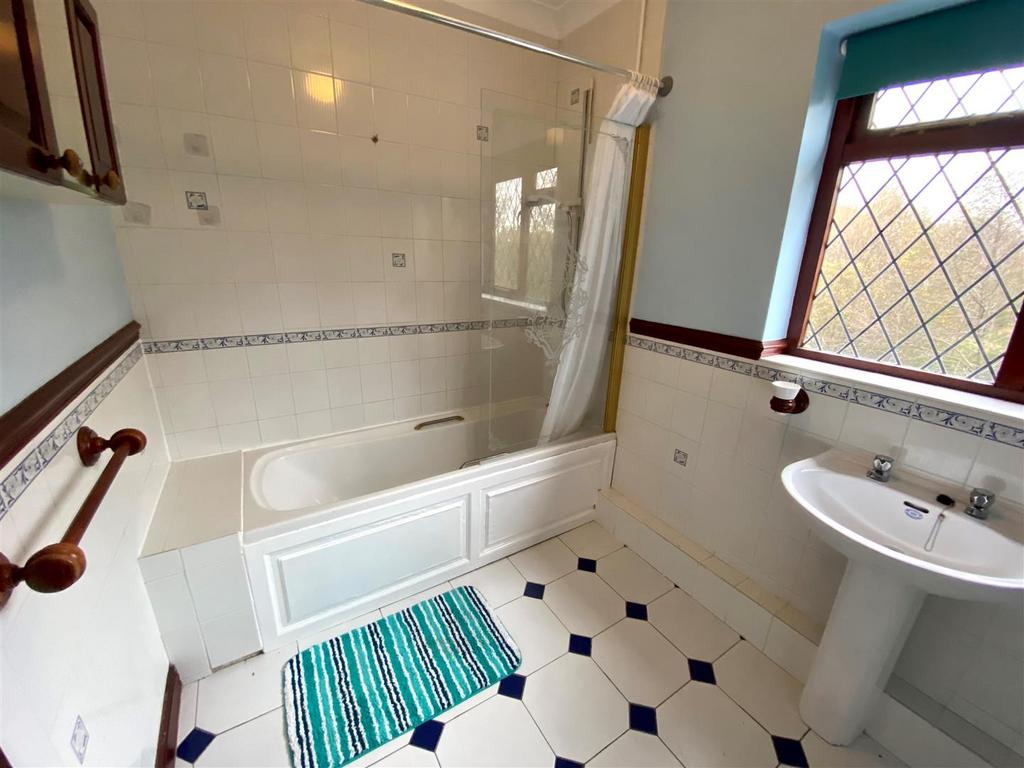 The gables bathroom.jpg