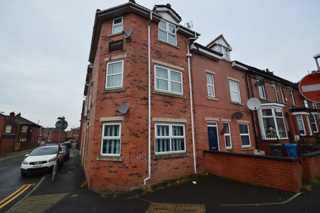 Hodge Road, Walkden, Manchester 2 bed apartment to rent £800 pcm (£